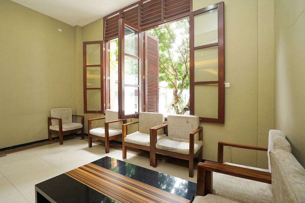 Oyo 282 Putri Utari Residence Malang Exterior photo