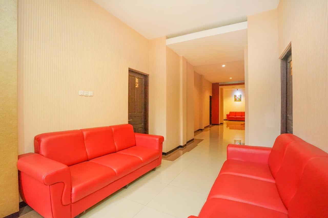 Oyo 282 Putri Utari Residence Malang Exterior photo