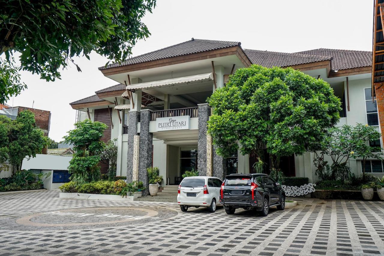 Oyo 282 Putri Utari Residence Malang Exterior photo