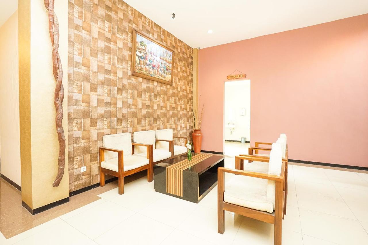 Oyo 282 Putri Utari Residence Malang Exterior photo