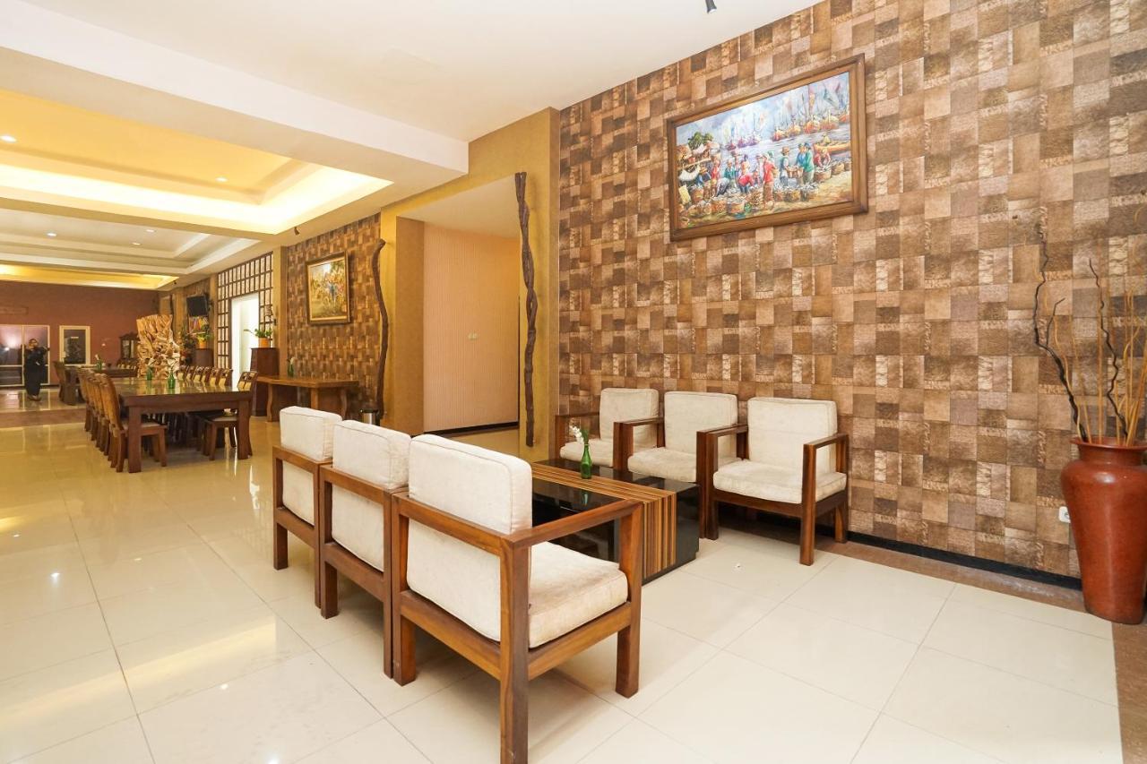 Oyo 282 Putri Utari Residence Malang Exterior photo