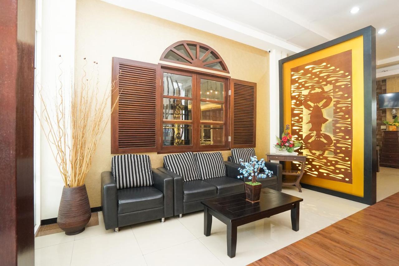 Oyo 282 Putri Utari Residence Malang Exterior photo